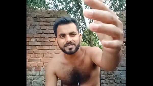 Indiano gozando no quintal